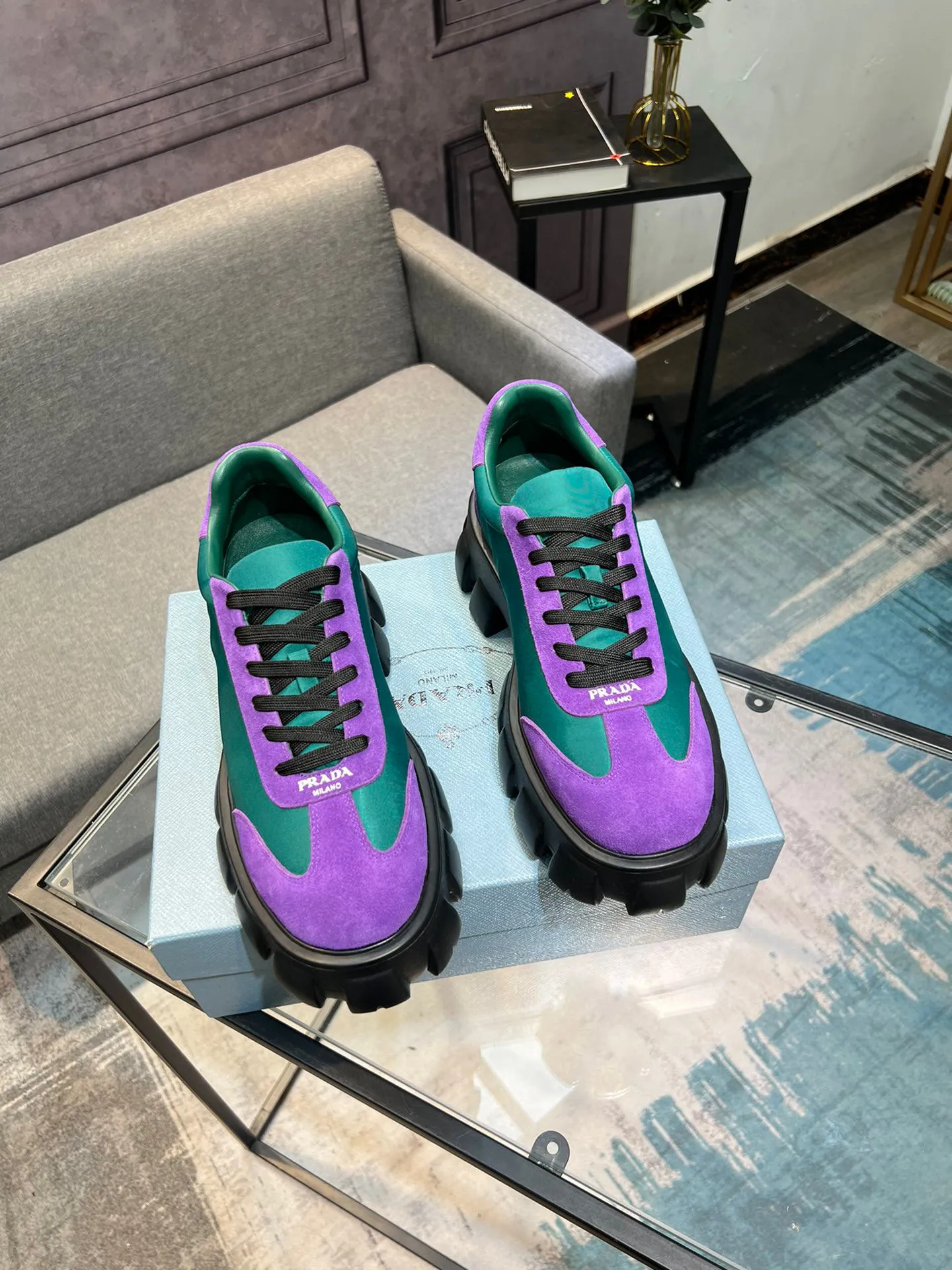 Men's shoes 💰540 Prada Latest 2025ss spring and summer catwalk series Thick-soled platform platform Casual sports shoes Couple style ☑️ Bold contrasting bright colors and fashionable combination Casual sports style design with exquisite details Classic personalized gear thick sole Increased comfort and unique modern trend style 🚩 Fabric: Cowhide ➕ Cloth Lining: Sheepskin Outsole: Original molded ultra-light foam material Sole thickness: 4.5CM Size: 35-45 (Female 40, Male 45, customized, non-returnable)